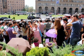 Перед мэрией Еревана продолжается акция протеста (прямое включение)